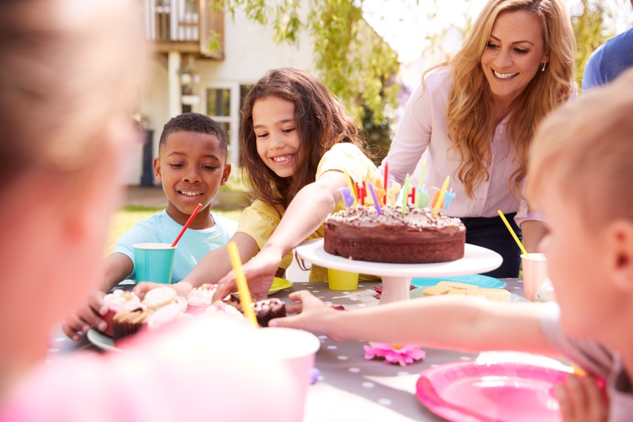 Groupe d'amis célébrant un anniversaire