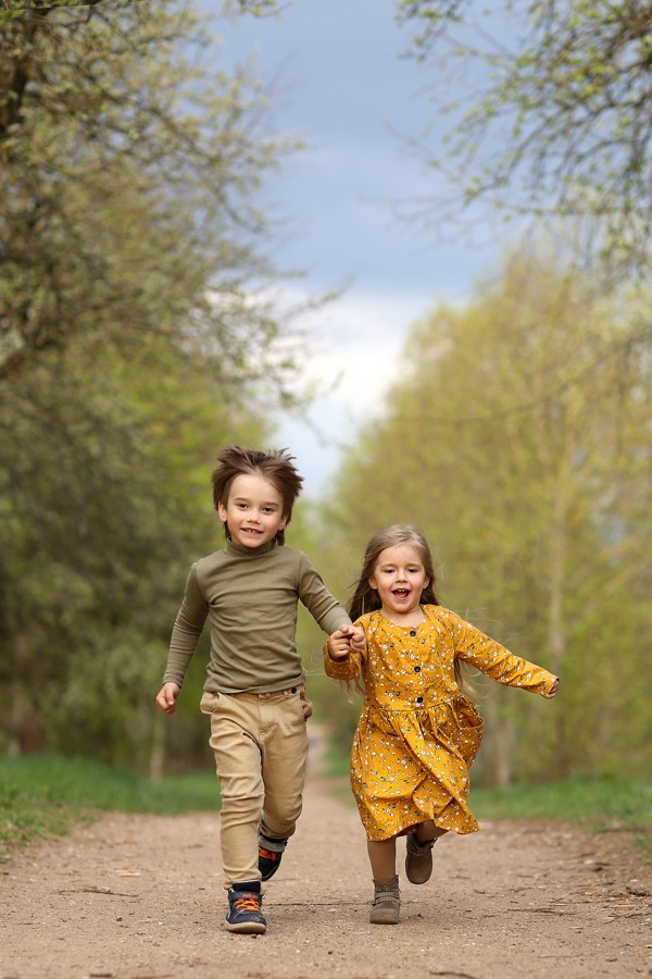 Portrait d'enfant naturel et joyeux