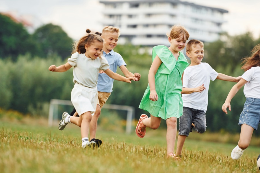 Enfant jouant dans la nature