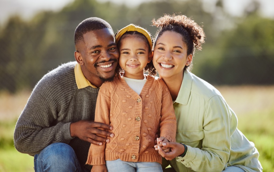 Famille souriante en séance lifestyle